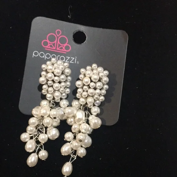 Paparazzi fabulously flattering white post earring - Picture 1 of 4
